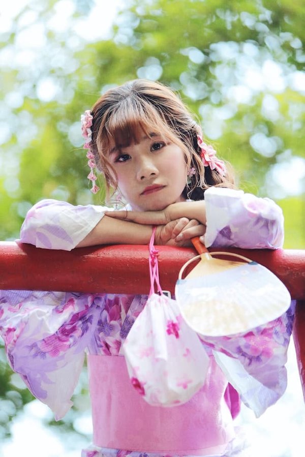 Quels conseils de style pour porter un kimono moderne dans un environnement de travail occidental?