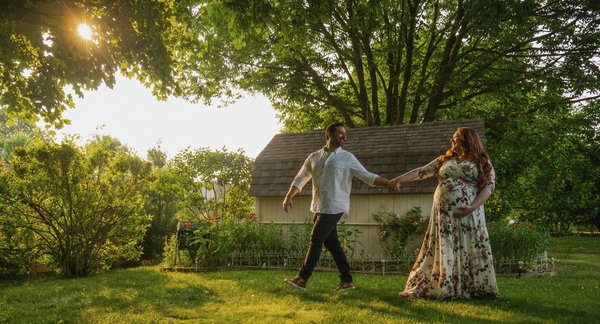 Comment adapter des vêtements de maternité à un événement formel sans sacrifier le confort?