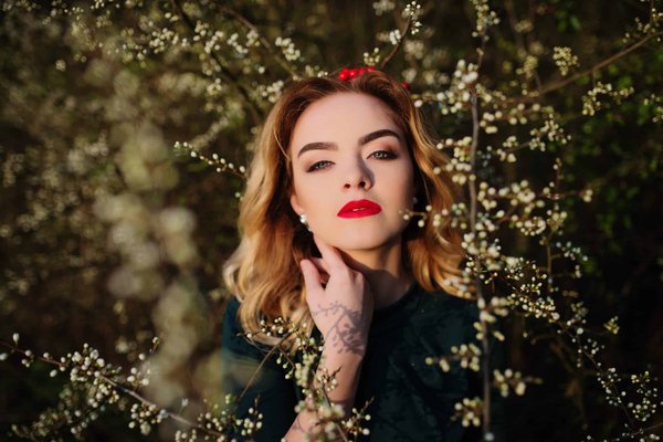 Quelle est la manière la plus élégante d'adopter la tendance des chaussettes dans les sandales?